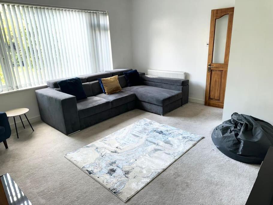 Spacious 15 Guest Home With 9 Beds In Shirley Solihull Exterior foto